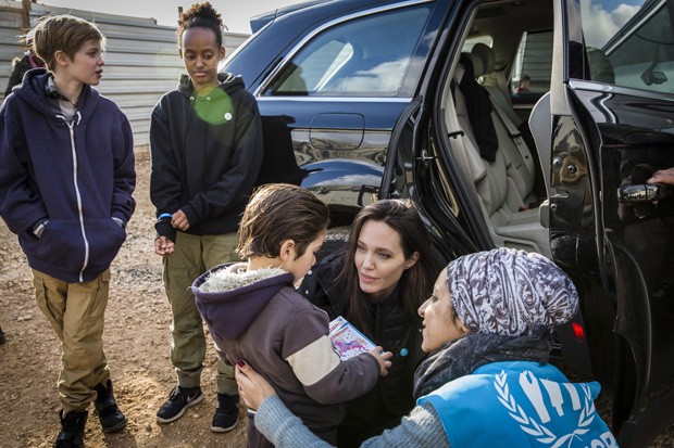 Shiloh, Zahara e Angelina Jolie no acampamento de refugiados (Foto: Getty Images)