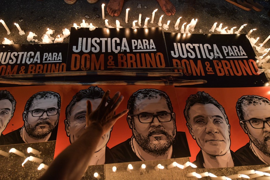 Indígenas brasileiros protestam pela demarcação de terras indígenas e contra o assassinato do jornalista britânico Dom Phillips e do especialista em assuntos indígenas brasileiros Bruno Pereira, em São Paulo