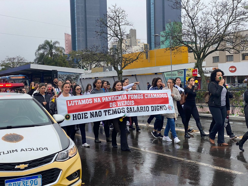 Profissionais de enfermagem protestaram em Cascavel, nesta quarta-feira (21), pelo piso nacional da categoria — Foto: Amanda Guedes/RPC