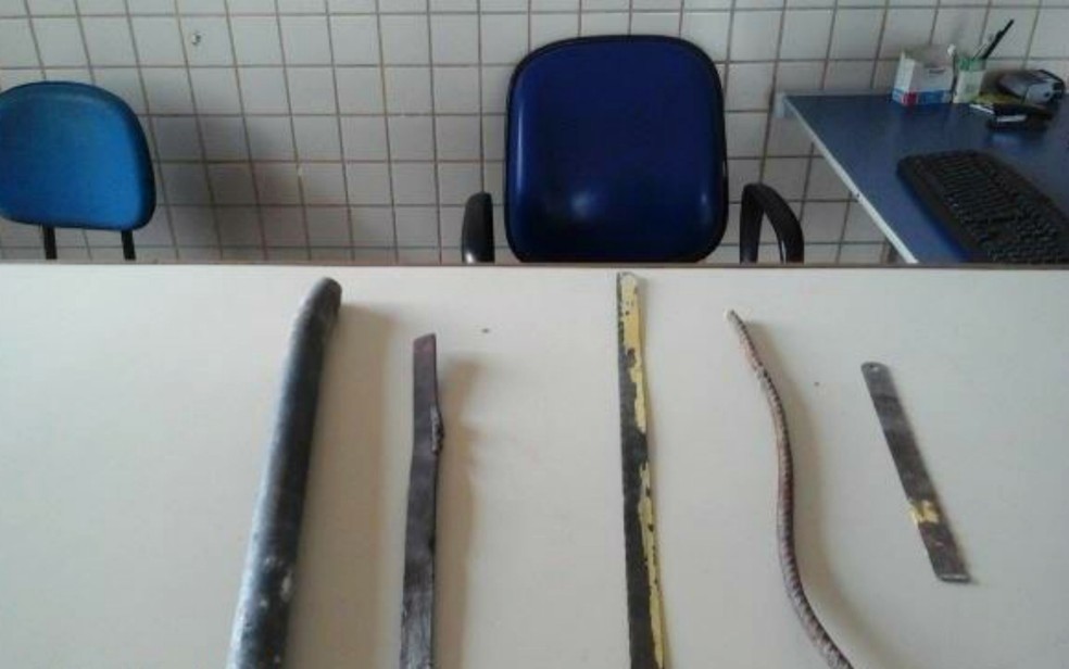 Detentos utilizaram pedaços de ferro para abrir buraco na laje (Foto: Site Folha do Vale)