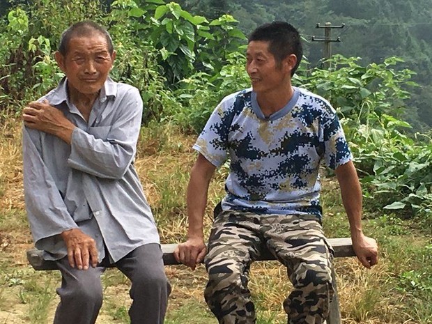 O tio (à esq.) foi o motivo que fez Xiong permanecer no vilarejo (Foto: BBC)