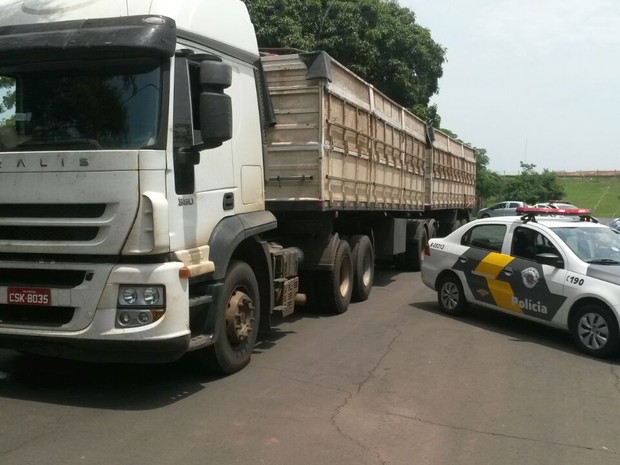 Caminhão seguia pela rodovia Antônio Romano Schincariol (SP-127), em Tatuí (Foto: Divulgação/Polícia Militar Rodoviária)