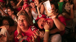 Eleitores se emocionam com a vitória de Lula nas eleições — Foto: Guito Moreto/Agência O Globo