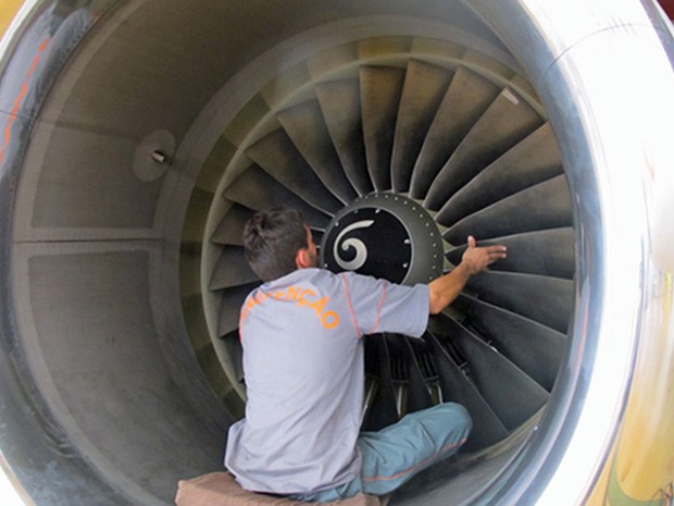 Funcionário faz manutenção de turbina (Foto: Simone Cunha/G1)