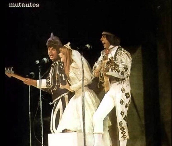 Rita com Arnaldo e Sérgio na capa do álbum Mutantes (1969): vestido de noiva foi emprestado por Leila Diniz  (Foto: Reprodução)