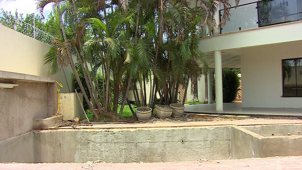 Piscina sendo reformada em mansão de Anilson, preso em operação da PF em Porto Velho — Foto: Ruan Gabriel/Rede Amazônica