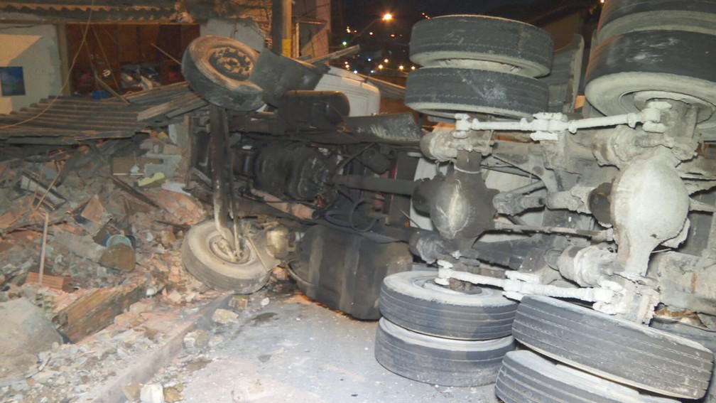 Caminhão betoneira tomba em Santo André, arrasta carros e danifica casas — Foto: Reprodução TV Globo