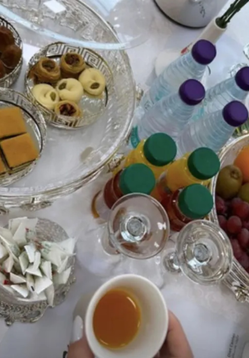 Bruna Biancardi mostra mesa de café da manhã em Riad — Foto: Reprodução