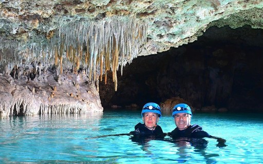 Claudia Raia e Jarbas Homem de Mello curtem passeio em caverna