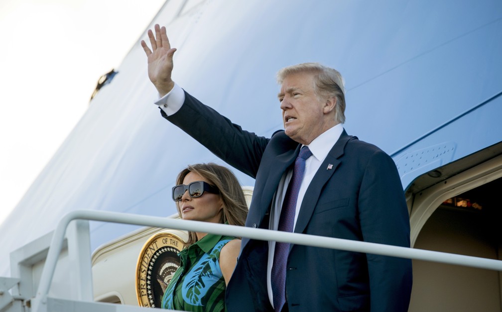 O presidente americano Donald Trump embarca em aeroporto do Havaí com a primeira-dama Melania Trump (Foto: AP Photo/Andrew Harnik)