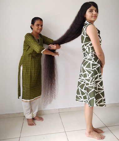 Nilanshi Patel com a mãe (Foto: Divulgação Guinness World Records)