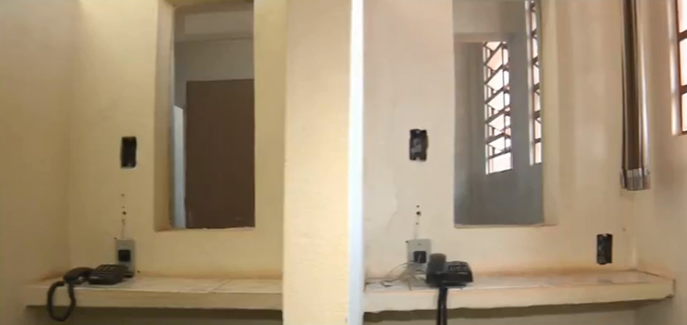 As advogadas explicam que a conversa com o preso é feita em ambientes separados, sem nenhum tipo de contato físico — Foto: Reprodução/RPC 
