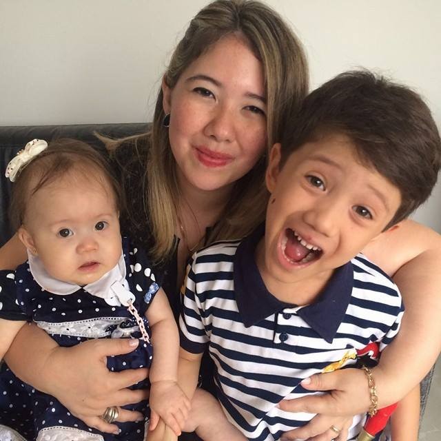 Sonia Tomiyoshi e os filhos Lucas e Maria Lara (Foto: Reprodução Facebook)