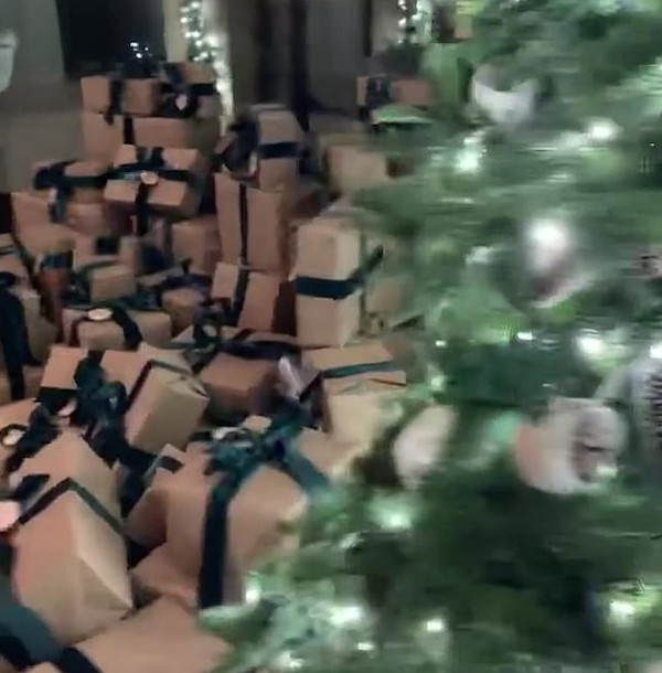 A árvore de Natal com vários presentes da socialite Koutney Kardashian (Foto: Instagram)