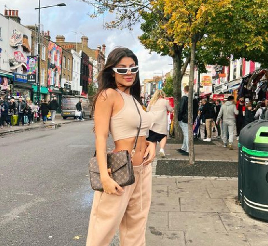 Hariany Almeida abre álbum de viagem para Londres