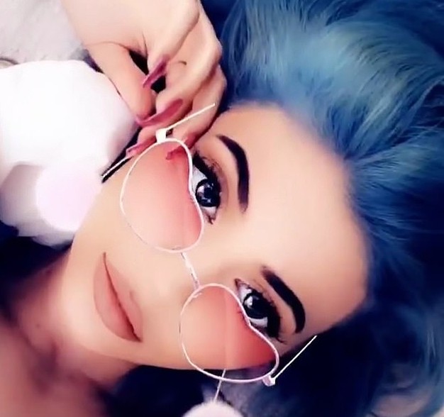 A socialite Kylie Jenner com o novo visual, com o cabelo pintado de azul (Foto: Instagram)