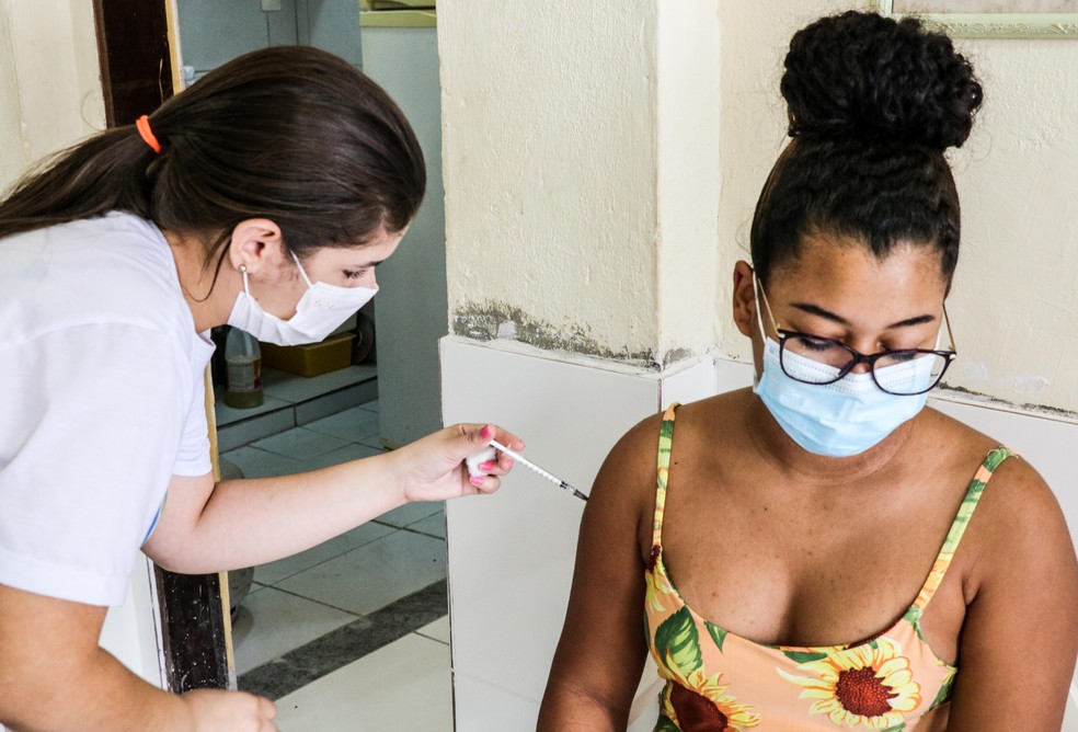 Aplicação da vacina contra Covid-19 em ponto volante de imunização no Recife — Foto: Richardson Martins/Secretaria de Saúde do Recife