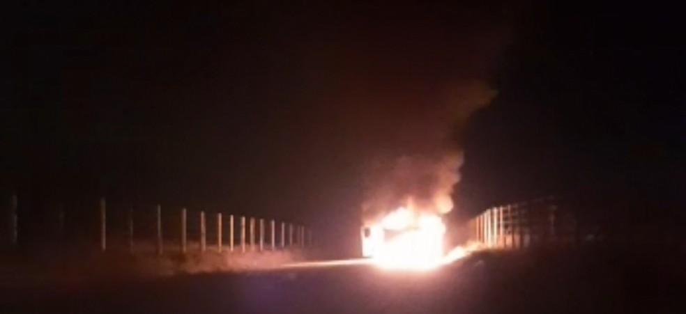 Carro de perito aposentado foi incendiado no ES — Foto: Reprodução/TV Gazeta