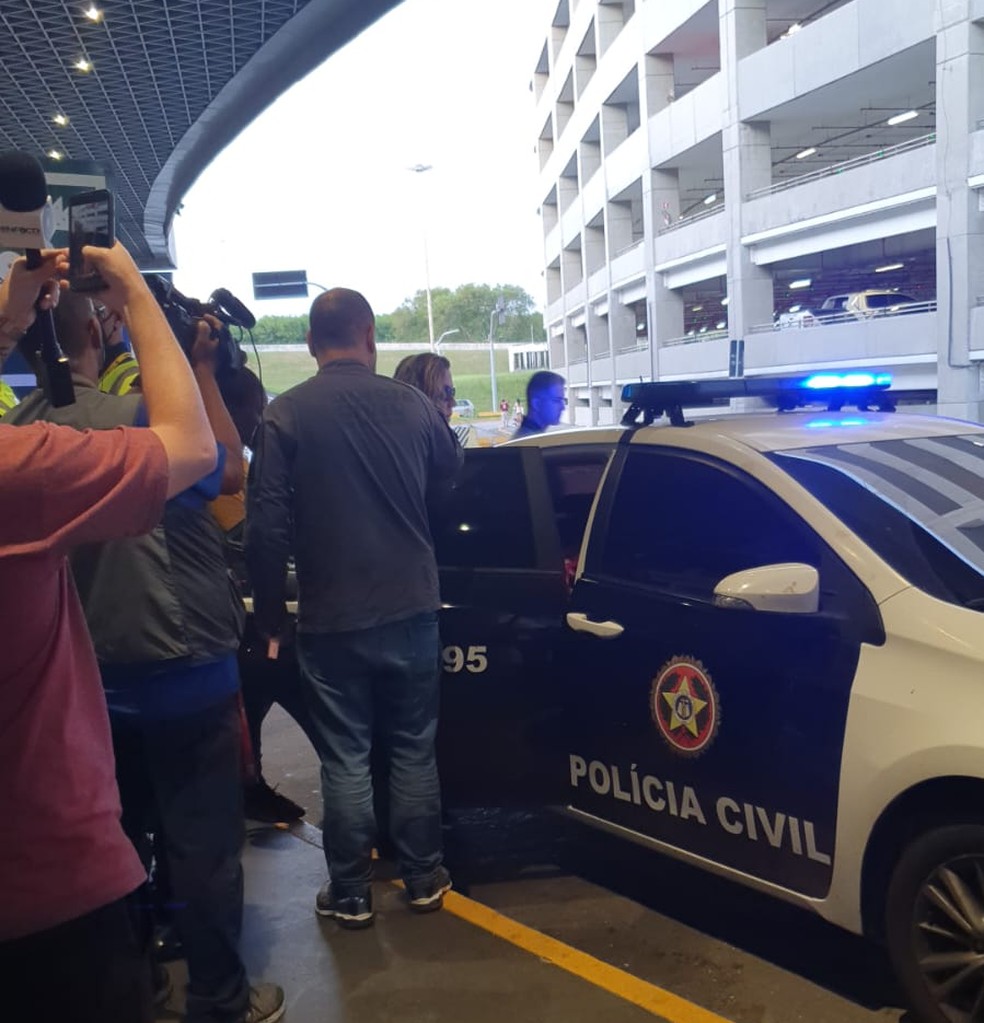 Criança é levada em viatura da polícia para depor  — Foto: Eliane Santos/g1 Rio 