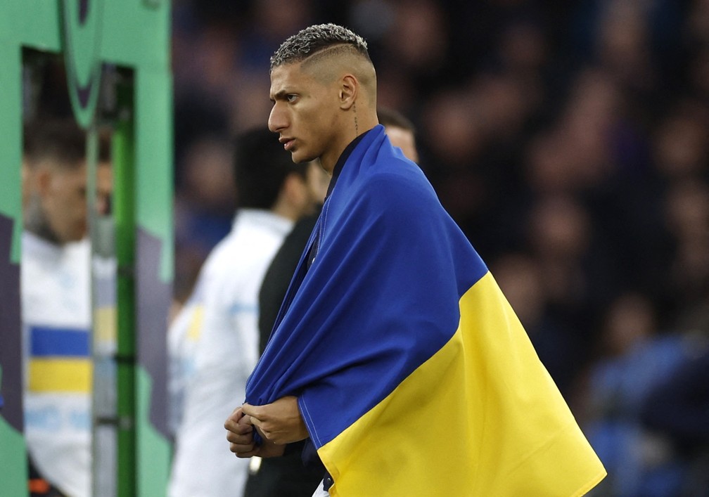 Richarlison presta homenagem  Ucrnia antes de Everton x City  Foto: Reuters