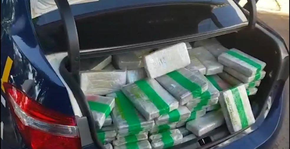 Caminhões foram interceptados na região de fronteira  — Foto: PRF/Divulgação