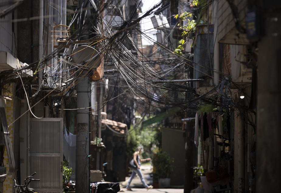 Emaranhado de fios e gatos de energia na comunidade de Rio das Pedras, Zona Oeste do Rio