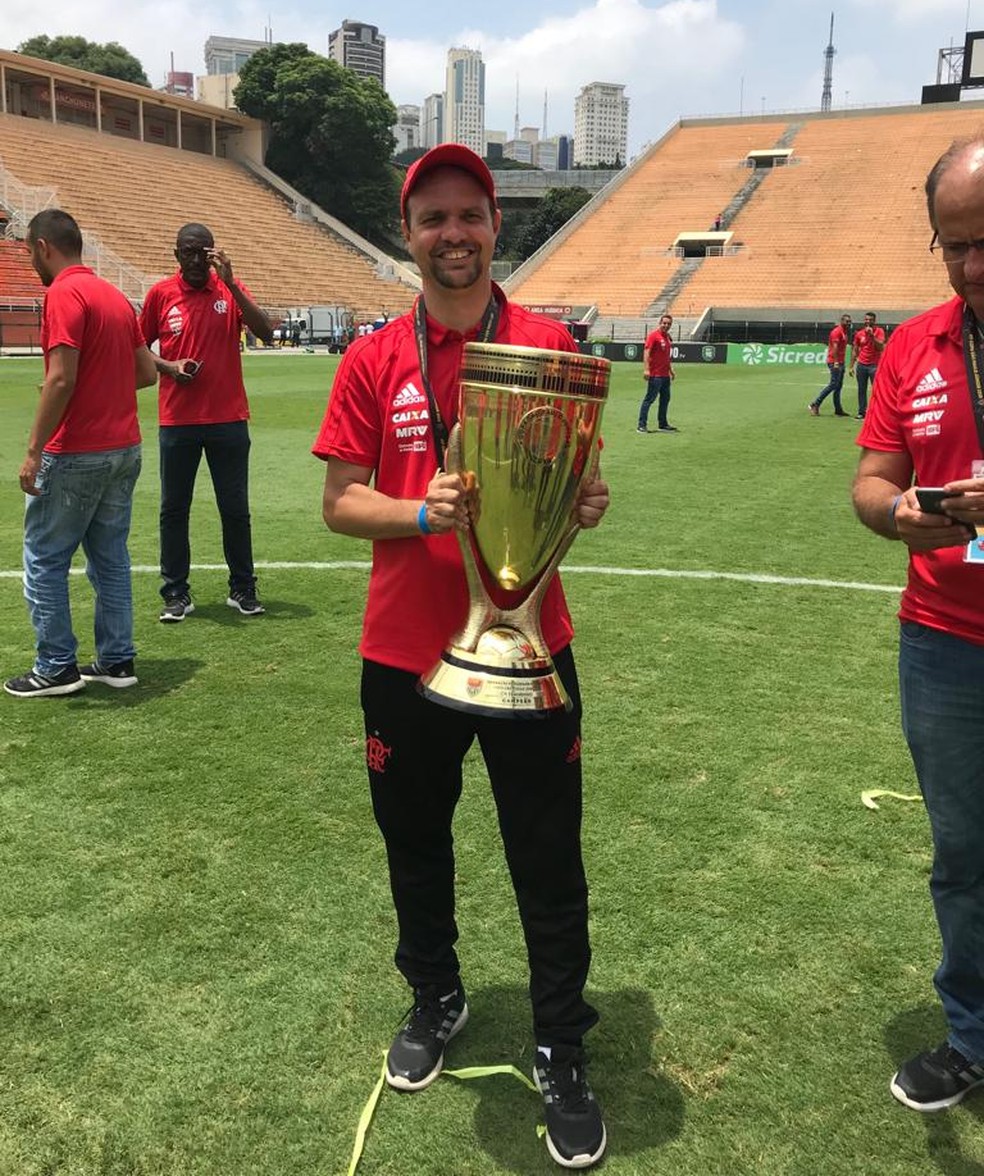 Maurício Souza posa com a taça da Copinha, que conquistou em 2018 no clube — Foto: Arquivo Pessoal