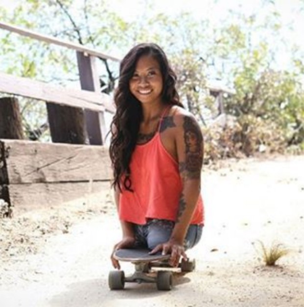 Kanya Sesser usa o skate para se locomover com mais rapidez (Foto: Reprodução/Instagram)
