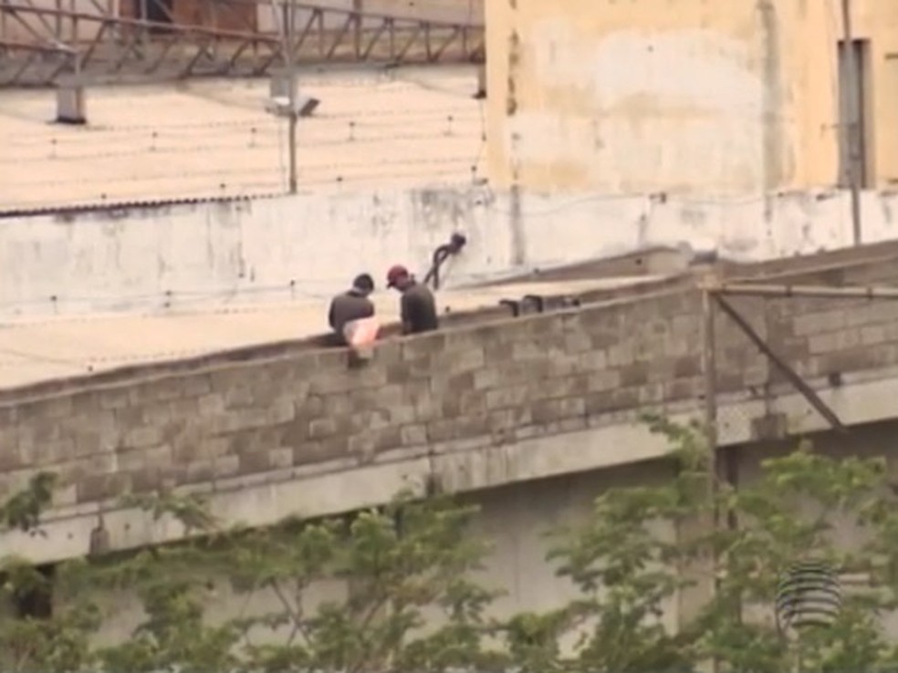 Bloqueadores sendo instalados em penitenciária de Presidente Venceslau em 2014 — Foto: Reprodução/TV Fronteira