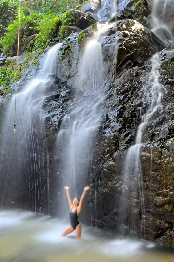 Isis Valverde recarrega as energias em banho de cachoeira (Foto: reprodução/Instagram)