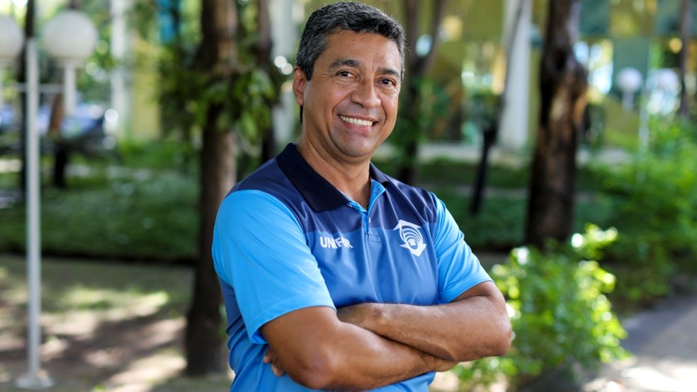 O professor Ralciney Barbosa, coordenador da Divisão de Assuntos Desportivos (DAD), comenta os benefícios do esporte na Universidade   — Foto: Ares Soares
