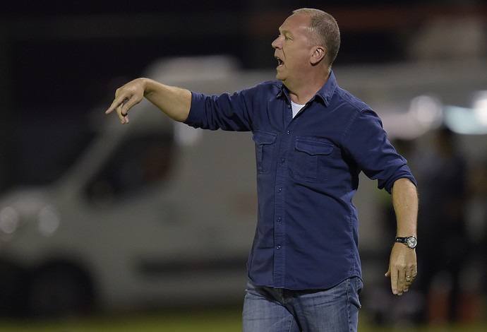 Mano Menezes elogia atuação do time e puxa orelha por gols perdidos