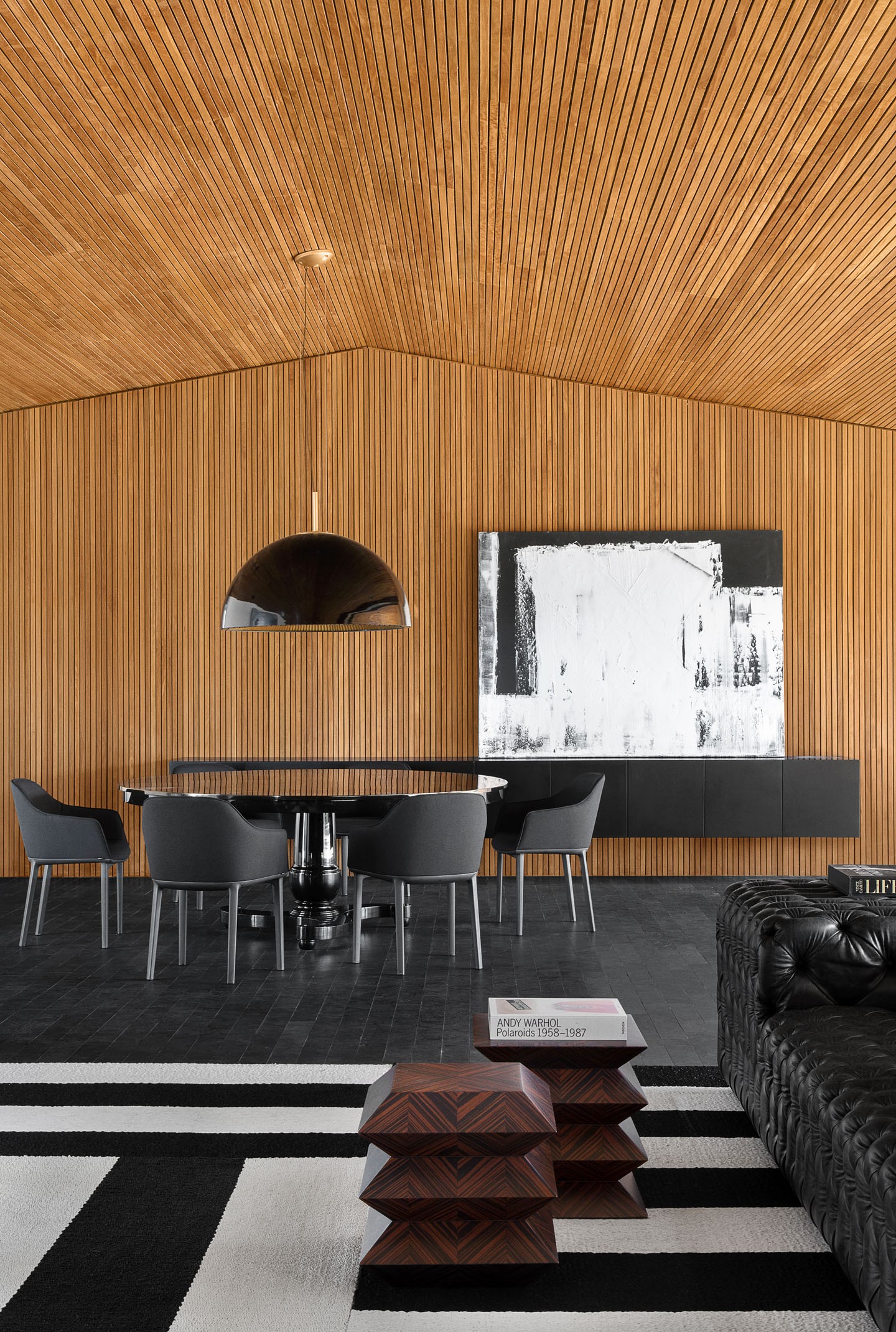 Décor do dia: sala de jantar minimalista em preto e madeira (Foto: MCA Estúdio)