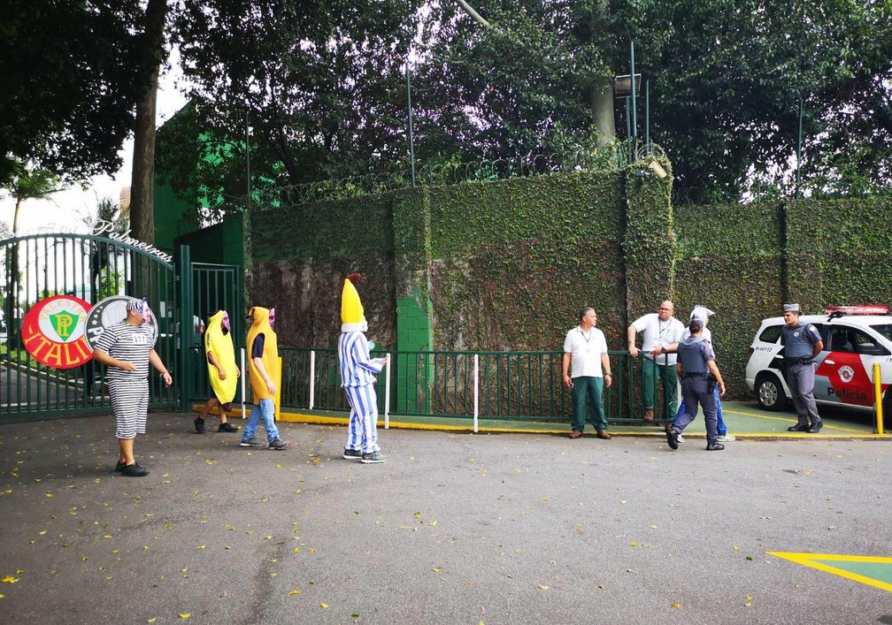 Torcedores protestam na Academia de Futebol — Foto: Tossiro Neto