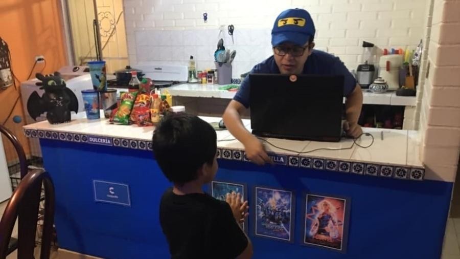 Pais criam cinema em casa para filho durante quarentena no México (Foto: Reprodução/)