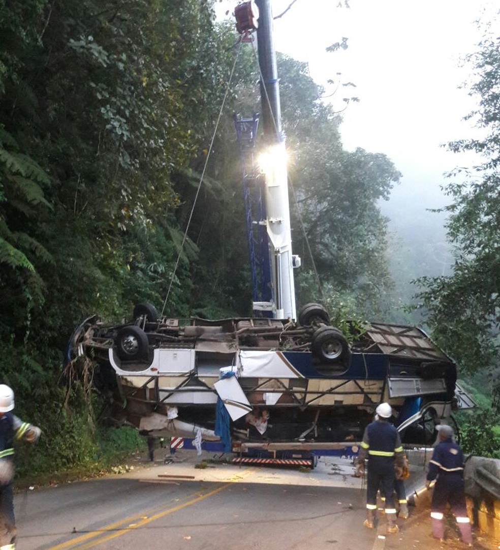 Caminhão foi removido da ribanceira na tarde deste sábado (Foto: Divulgação/Prefeitura Municipal de Ubatuba)
