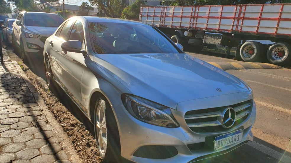 Segundo a PF, entre os bens apreendidos estão carros de luxo. — Foto: Adriana Calicchio/RPC Cascavel