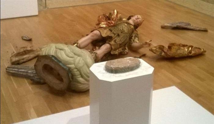 Turista brasileiro derrubou estátua em museu em Lisboa acidentalmente (Foto: Reprodução/ Facebook/ Gabriela Maria Urbano)