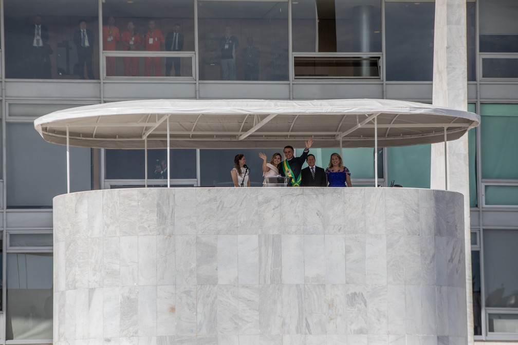 Bolsonaro e a primeira-dama, Michelle, acenam para o público diante do Palácio do Planalto — Foto: Fábio Tito/G1