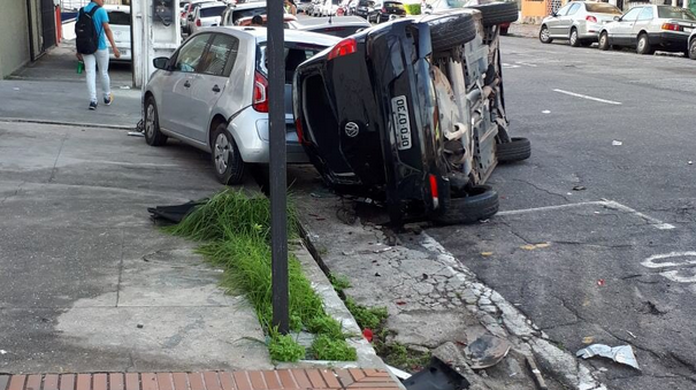 Resultado de imagem para Acidente no bairro do Guamá deixa carro capotado. (Foto: Reprodução / Twitter Trânsito 24 H)