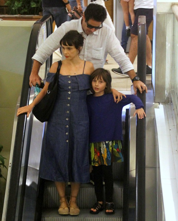 Débora Falabella com a filha e Murilo Benício (Foto: Daniel Delmiro/AgNews)