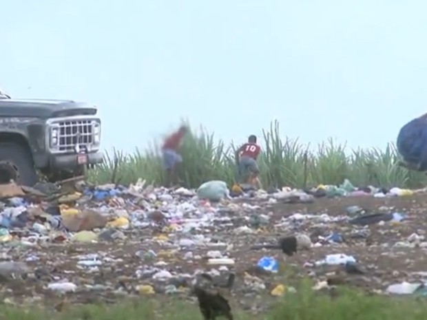 Crianças no lixão de Atalaia (Foto: Reprodução/TV Gazeta)