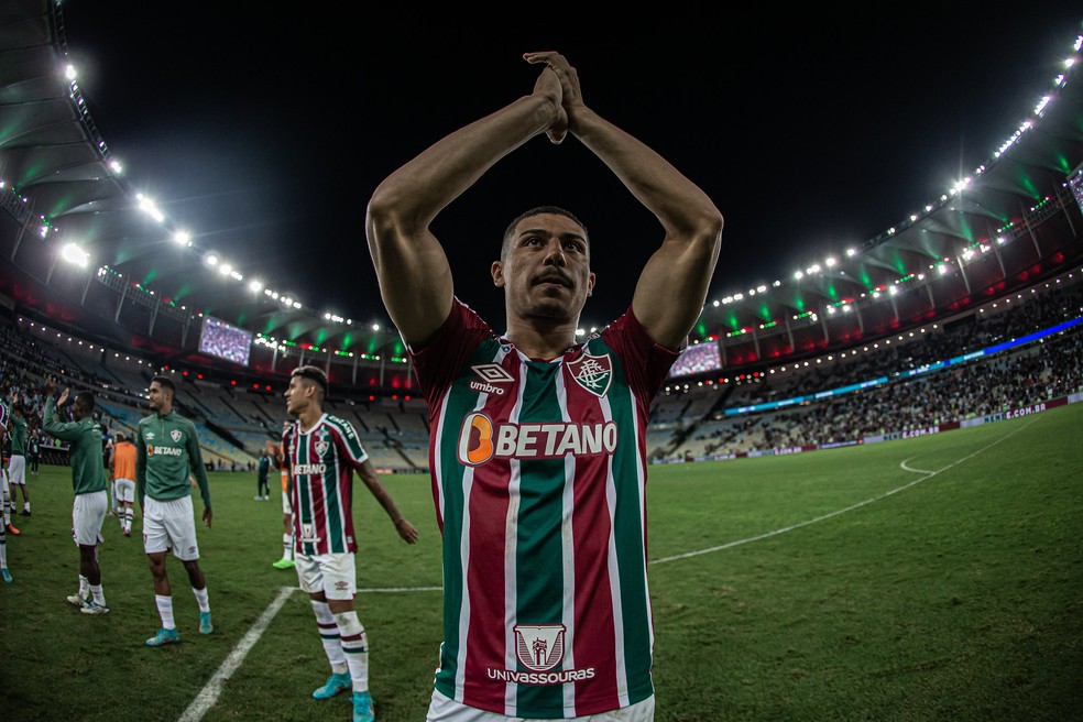André agradece torcida do Fluminense no Maracanã — Foto: Marcelo Gonçalves / Fluminense FC