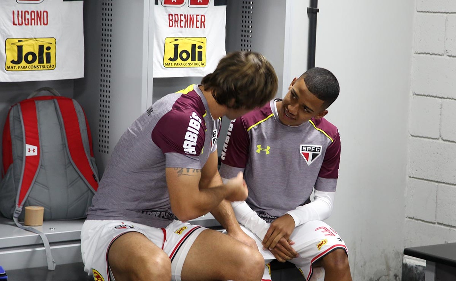 Brenner, estreante, escuta conselhos de Lugano no São Paulo