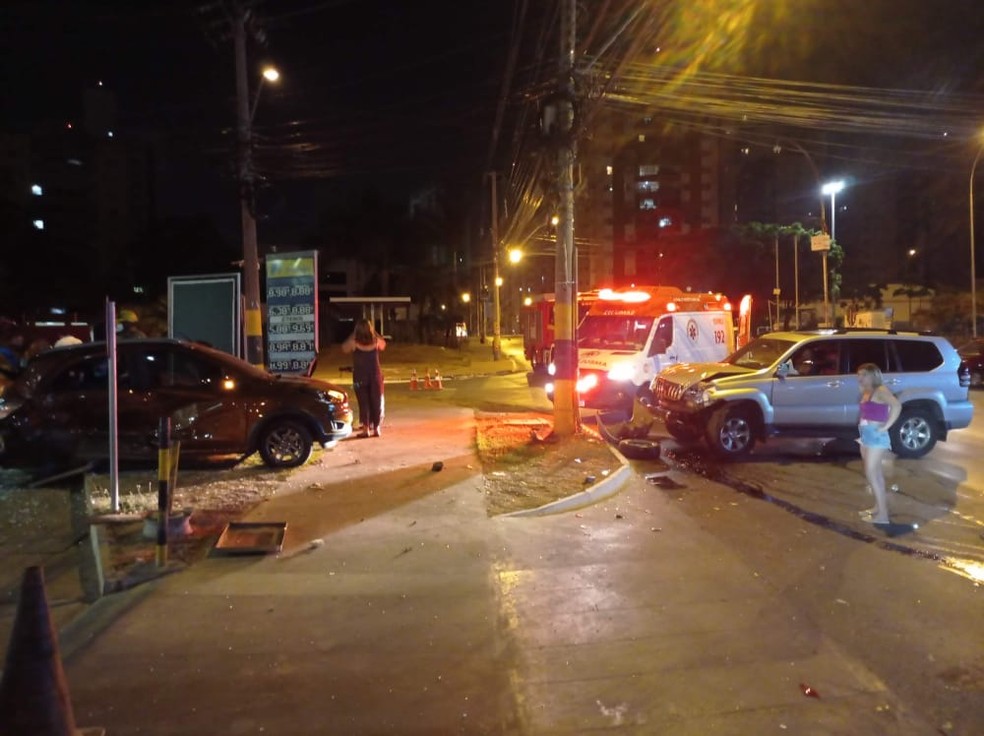 Batida entre carros na Avenida das Araucárias, em Águas Claras, no DF. — Foto: CBMDF/Divulgação