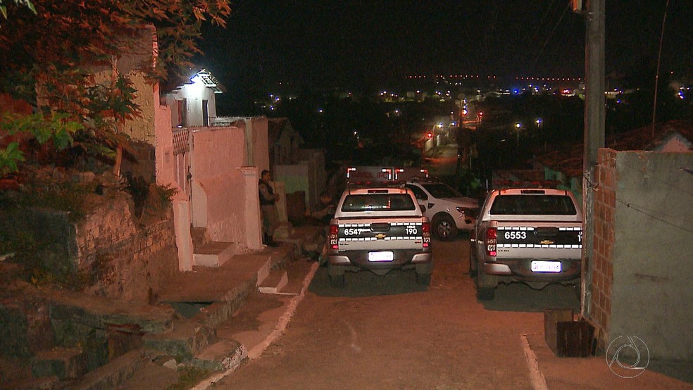 Polícia Militar realizou buscas no Alto das Populares na noite de segunda-feira (13) (Foto: Reprodução/TV Cabo Branco)