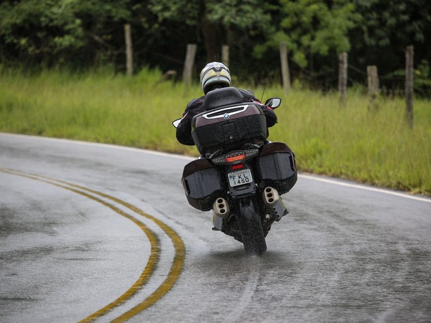 De moto por aí! Veja como pilotar entre os carros com segurança.