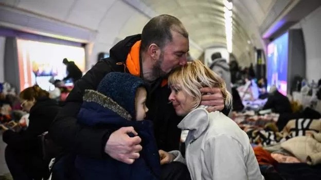 Moradores de Kiev se abrigam em estações de metrô enquanto a capital continua a ser alvo de ataques (Foto: Getty Images )