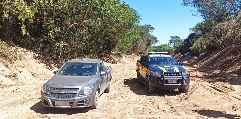 PRF prende três homens por extração ilegal de areia às margens do Rio Camarão, em Caridade, no interior do Ceará. — Foto: PRF/ Divulgação