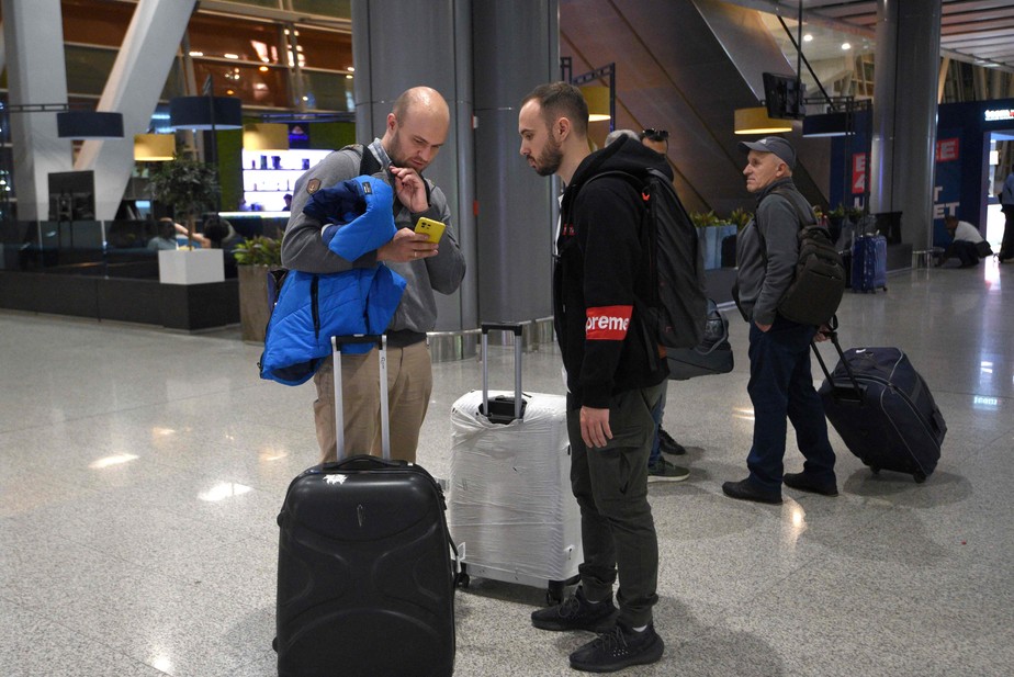 Russos chegam ao aeroporto de Ierevan, capital da Armênia, que não exige visto de cidadãos da Rússia